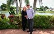 El veterano de la Segunda Guerra Mundial Harold Terens, de 100 años, y su prometida Jeanne Swerlin, de 96, posan para una fotografía en Boca Raton, Florida.