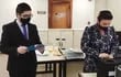 La camarista Mirta Sánchez –actualmente suspendida– toma un papel desde afuera de la urna, al simular un sorteo  El video se viralizó.