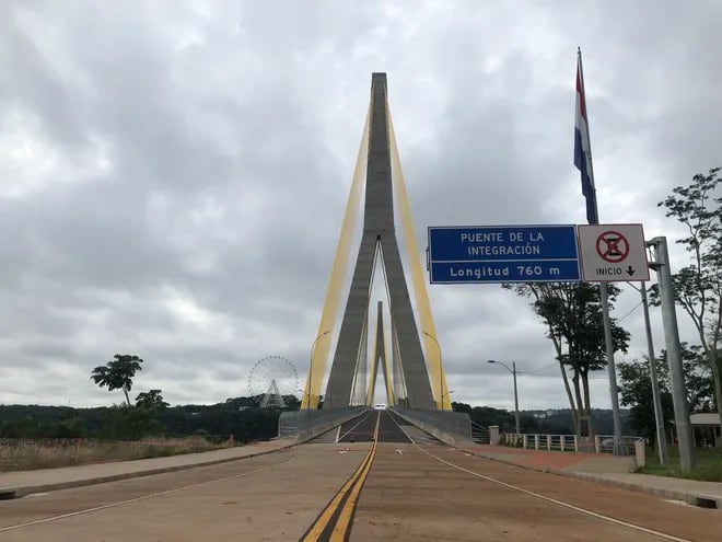 El Puente de la Integración está concluido desde hace más de un año, pero aún no puede usarse.