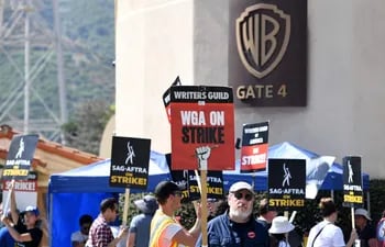 Miembros del Sindicato de Guionistas protestan en apoyo a la huelga del Sindicato de Actores frente al estudio de Warner Bros. en Burbank, California, el pasado 26 de julio.