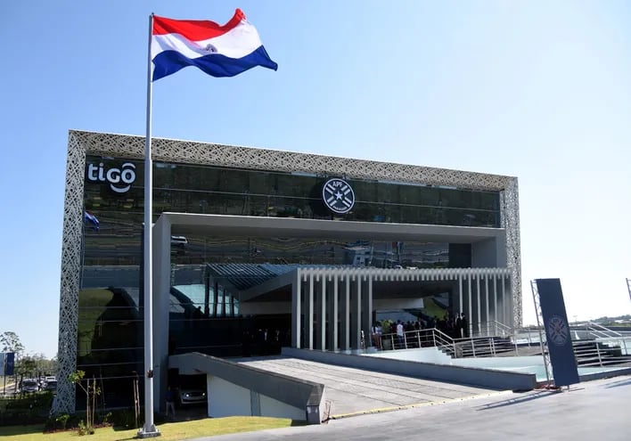 Fachada de la nueva sede de la Asociación Paraguaya de Fútbol que se encuentra en Ñu Guasu.