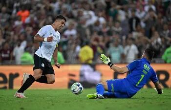 Luis Suárez  elude la salida del arquero Fabio, de Fluminense, antes de anotar un gol para Gremio.