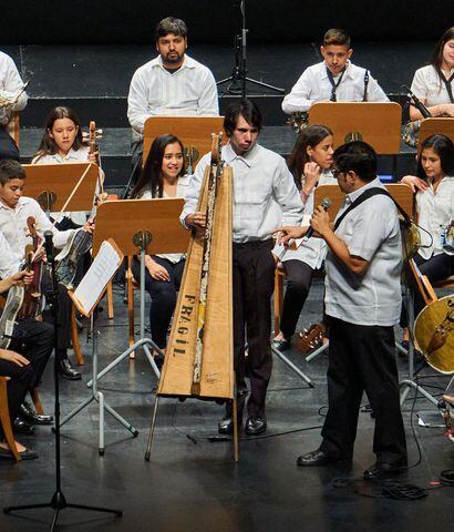 Los integrantes de la Orquesta de Instrumentos Reciclados de Cateura, bajo la dirección del maestro Favio Chávez, recibieron elogios y aplausos en la primera presentación realizada en Santander (España), en el marco de una gira europea que se extenderá a ocho países.