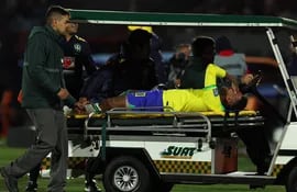 Neymar sufrió la rotura de ligamento cruzado de la rodilla izquierda y estará de 6 a 8 meses fuera de las canchas