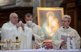 Una imagen proporcionada por los medios de comunicación del Vaticano muestra al Papa Francisco celebrando una misa con prisioneros, enfermeras y refugiados, en la iglesia Santo Spirito in Sassia, Roma, Italia, el 11 de abril de 2021.
