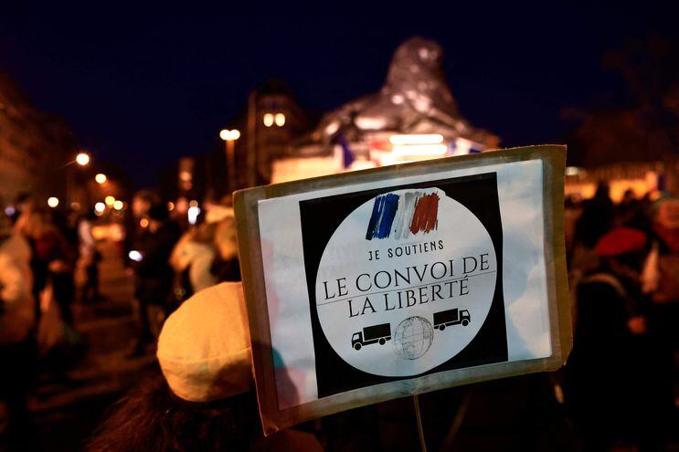 Un miembro del "Convoy de la Libertad" enseña su pancarta frente al Place Denfert-Rochereau, en París.