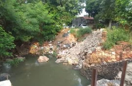 En la imagen, se observan los escombros y basuras que contaminan un cauce hídrico en el barrio Vista Alegre de Asunción.
