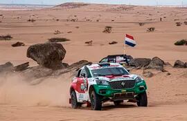 Con una bandera con los colores patrios (Países Bajos) de fondo, en el paso de Andrea Lafarja por la etapa cuatro del Dakar.
