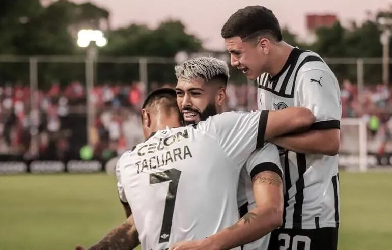 El abrazo de gol entre Óscar “Tacuara” Cardozo y el zaguero Alexander Barboza, el talentoso Enso González acompaña el festejo.