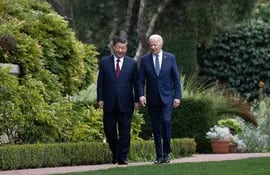 El presidente estadounidense Joe Biden y el presidente chino Xi Jinping caminan juntos después de una reunión durante la semana de líderes del Foro de Cooperación Económica Asia-Pacífico (APEC) en Woodside, California.