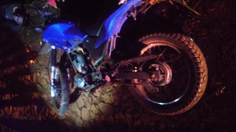 La motocicleta de la víctima fue trasladada por los intervinientes hasta la dependencia policial.