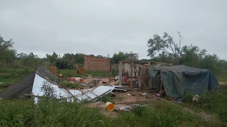 Esta es una de las viviendas destruidas por temporal ayer en Itacurubi del Rosario.
