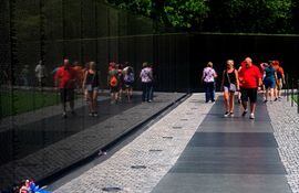 Al menos tres millones de turistas visitan cada año el Monumento a los Veteranos de Vietnam en Washington D.C.