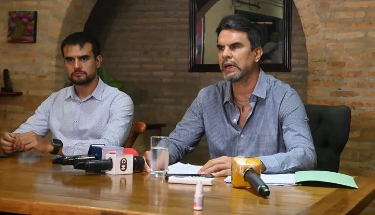 Los abogados Álvaro Cáceres y Cristobal Cáceres Frutos, representantes legales del diputado Erico Galeano.
