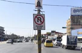 El cartel de "prohibido girar" se refiere a hacerlo en U, no a la izquierda, pero contribuye a la confusión.