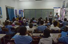 Desarrollo de clases en el aula de una escuela pública de Lambaré.