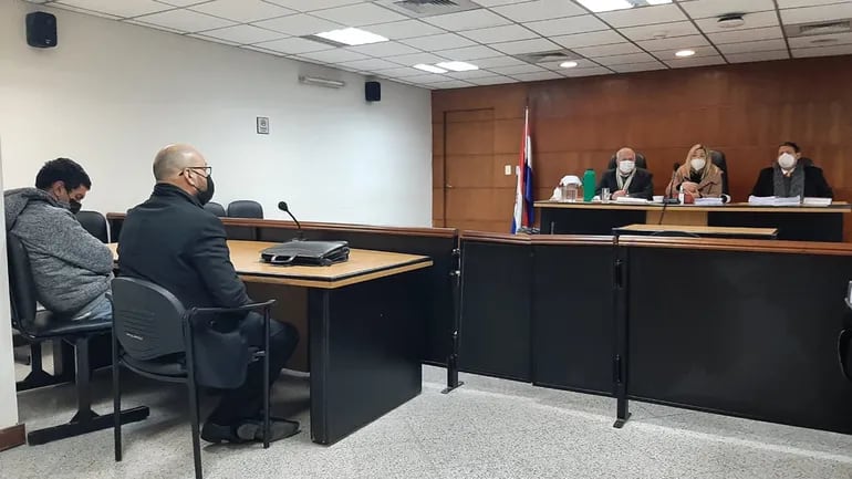 Rodolfo Duarte López (campera gris) condenado a 2 años y tres meses de cárcel por el caso Ivesur.