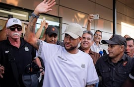 El saludo de Neymar Junior a los seguidores del Santos, en Pedro Juan Caballero.