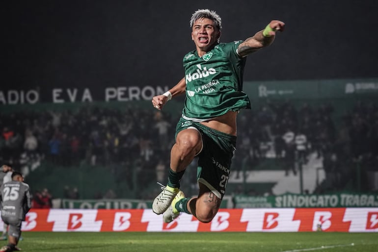 El paraguayo Junior Marabel marcó el primer gol del torneo argentino el triunfo de Sarmiento.