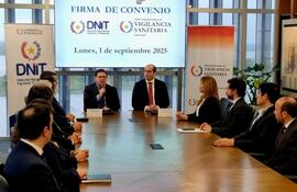 Óscar Orué, director de la DNIT; y Jorge Iliou, director de Dinavisa (cabecera), tras la firma del convenio (foto de la DNIT).