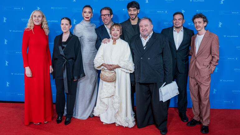 Los actores Mona Martínez, Natalia Cálcena, Belén Vierci, Margarita Irún, Manuel Cuenca, Diro Romero, Aníbal Ortiz y Nahuel Pérez-Biscayart junto a Martinessi en el estreno de "Narciso".
