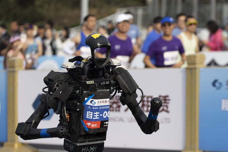 Un robot humanoide participa en la segunda Beijing E-Town Half Marathon and Humanoid Robot Half Marathon, una media maratón corrida por humanos y robots humanoides, en Beijing, China, el 19 de abril de 2026.