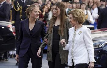 La princesa Leonor y la infanta Sofía regresarán a Madrid para acompañar a la reina Sofía el día que recibirá la Orden del Toisón de Oro. (EFE/Paco Paredes)