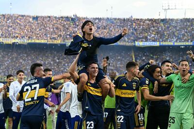Losm jugadores de Boca Juniors celebra el triunfo ante su clásico rival, Rive Plate, por 2-0.