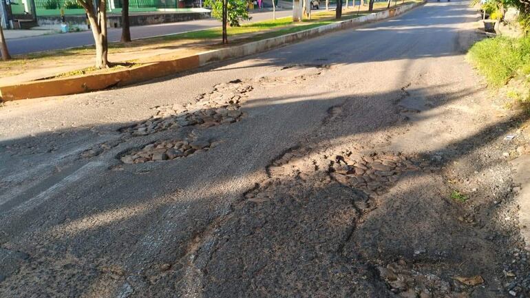 Boulevard Bicentenario de Villarrica con grandes baches y hundimientos.
