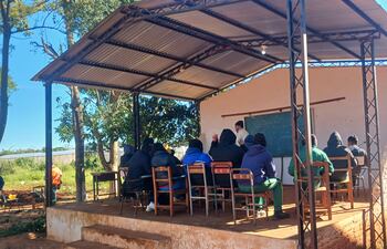 Alumnos de IPA reciben sus clases soportando el intenso frío que azota en el país.