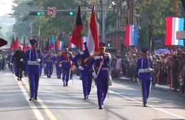 Desfile militar sobre la Avda. Mariscal López.
