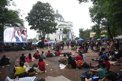 Instalaron pantallas led gigantes en inmediaciones de la Basílica de Caacupé para la transmisión en vivo de la misa central.