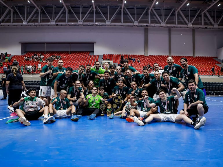 Selección de Caaguazú, hexacampeón nacional, festejando el título 2026 en Asunción.