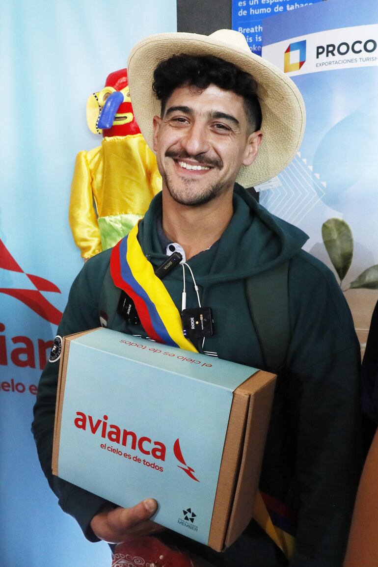 Franco Molina posa tras ser el turista número 5'500.000 en visitar Colombia en el 2023, en el aeropuerto El Dorado, en Bogotá (Colombia).  