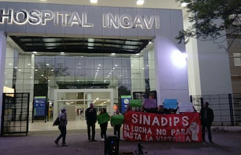 Integrantes del Sindicato Nacional de Enfermería y Trabajadores de la Salud del IPS (Sinadips) se reunieron en asamblea este sábado frente al Hospital de Especialidades Quirúrgicas Ingavi (IPS)