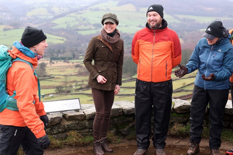 Kate Middleton junto a miembros de la organización benéfica Mind Over Mountains. (Ian Vogler / POOL / AFP)