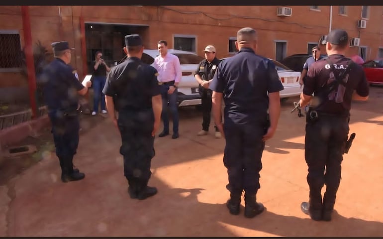 Durante una de las vistas de Hernán Rivas al penal de Cambyreta cuando todavía era senador de la República, a su lado el director Pedro Javier Rodas Falcón.