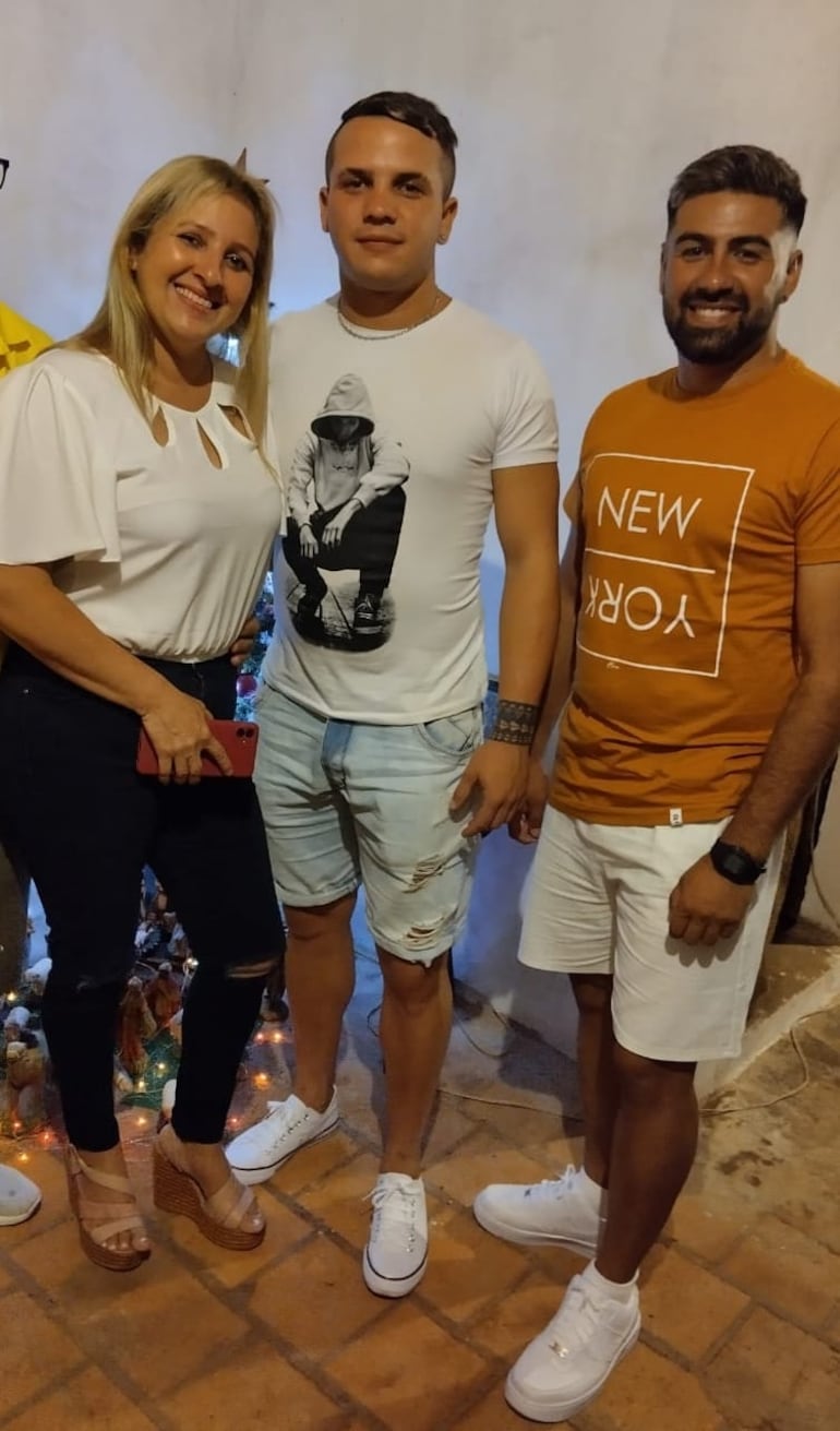 Mercedes Colmán junto a sus hijos Fernando y Pablo.