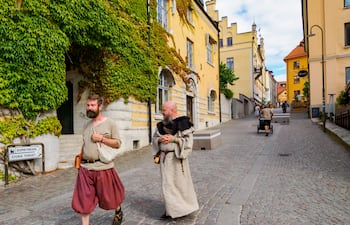 Visby, Suecia. Personas en trajes medievales durante la Gotland Medieval Week.