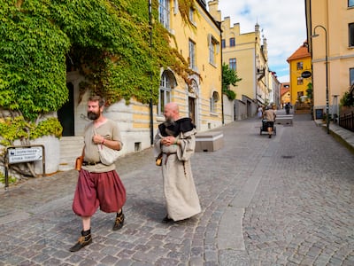 Visby, Suecia. Personas en trajes medievales durante la Gotland Medieval Week.