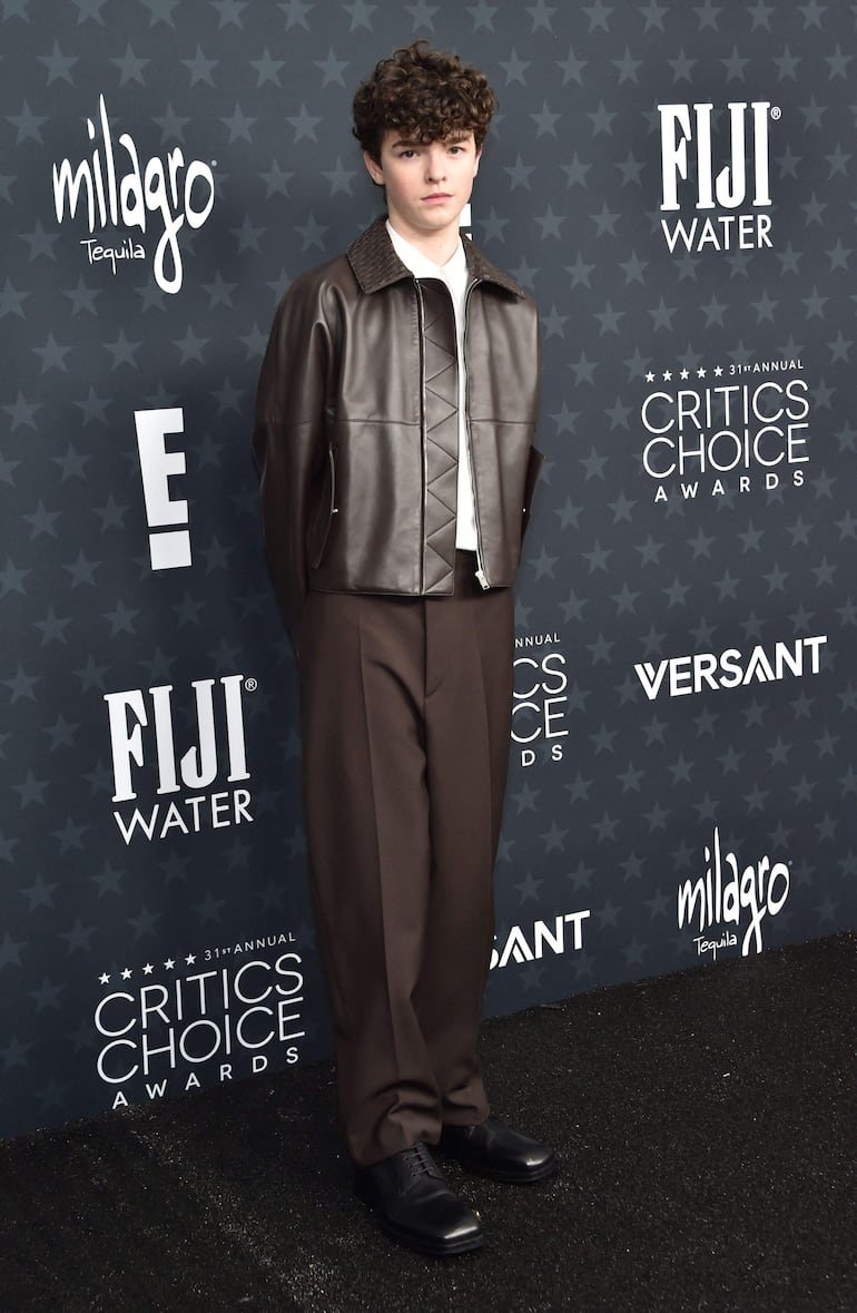 Owen Cooper posando en la gala de los Critics Choice Awards en Barker Hangar, Santa Monica, California. (Chris DELMAS / AFP)