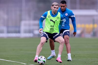 Julio Enciso domina el balón en una parte del entrenamiento de la Albirroja