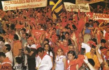 Una fotografía de archivo: los seguidores de Alfredo Stroessner se agrupaban para celebrar el cumpleaños del dictador.