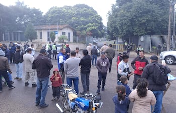 Grupo de pescadores se manifestaron para reclamar trabajo y limpieza del río Paraná.