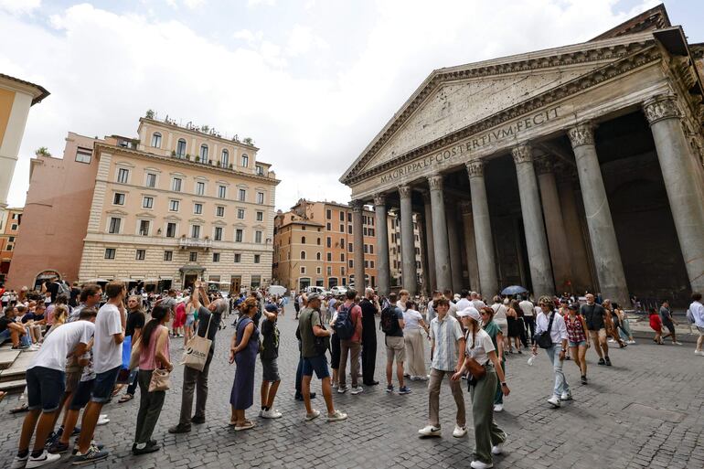 La gente hace cola para entrar al Panteón, en el centro de Roma, Italia, el 1 de julio de 2023. Los visitantes del Panteón de Roma deberán pagar una tarifa de entrada a partir del 3 de julio de 2023.