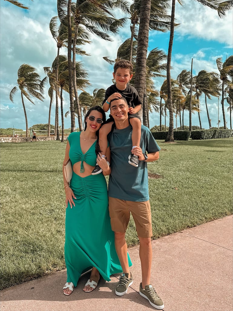 ¡Hermosa familia! Alexia Notto y Miguel Almirón con el dulce Francesco (3). (Instagram/Alexia Notto)