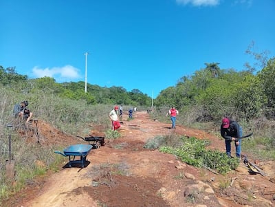 Cada familia de la compañía Mbocaya Pucú, Ybycuí, aportó sus propias herramientas: palas, azadas y carretillas, para acarrear arena y cubrir los tramos más deteriorados.