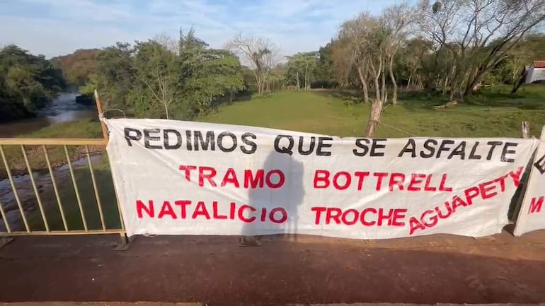Habitantes de Dr. Bottrell exigen al MOPC la construcción de caminos asfaltados tras años de espera.