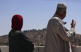 Mahmud Tubasi, 60 años, junto a su esposa Aida, ambos expulsados de su vivienda por colonos israelíes que incendiaron en abril las casas en las que vivían ellos, sus hijos y sus nietos. Dos semanas después levantaron una tienda de campaña a 120 metros de distancia y a finales de julio, se quedaron con las viviendas. Los soldados israelíes declararon el área una 'zona militar cerrada' y hoy son ellos quienes las ocupan. EFE/Magda Gibelli