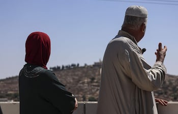 Mahmud Tubasi, 60 años, junto a su esposa Aida, ambos expulsados de su vivienda por colonos israelíes que incendiaron en abril las casas en las que vivían ellos, sus hijos y sus nietos. Dos semanas después levantaron una tienda de campaña a 120 metros de distancia y a finales de julio, se quedaron con las viviendas. Los soldados israelíes declararon el área una 'zona militar cerrada' y hoy son ellos quienes las ocupan. EFE/Magda Gibelli